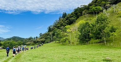 Grupo de caminantes en la zona rural de San Carlos