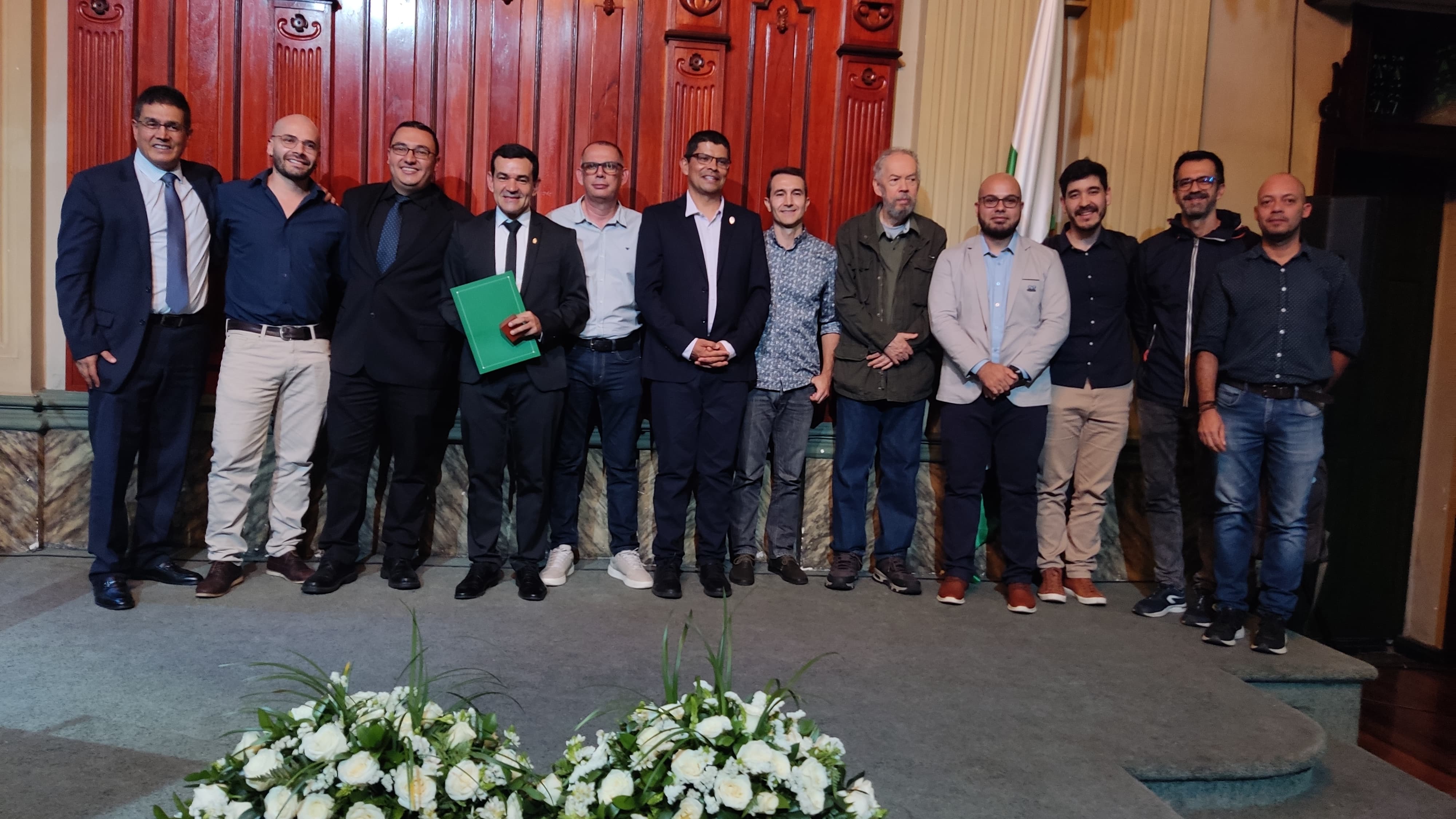 Entrega distinciones universitarias el rector UdeA, el director de la Escuela de Idiomas y el equipo de investigación ganador
