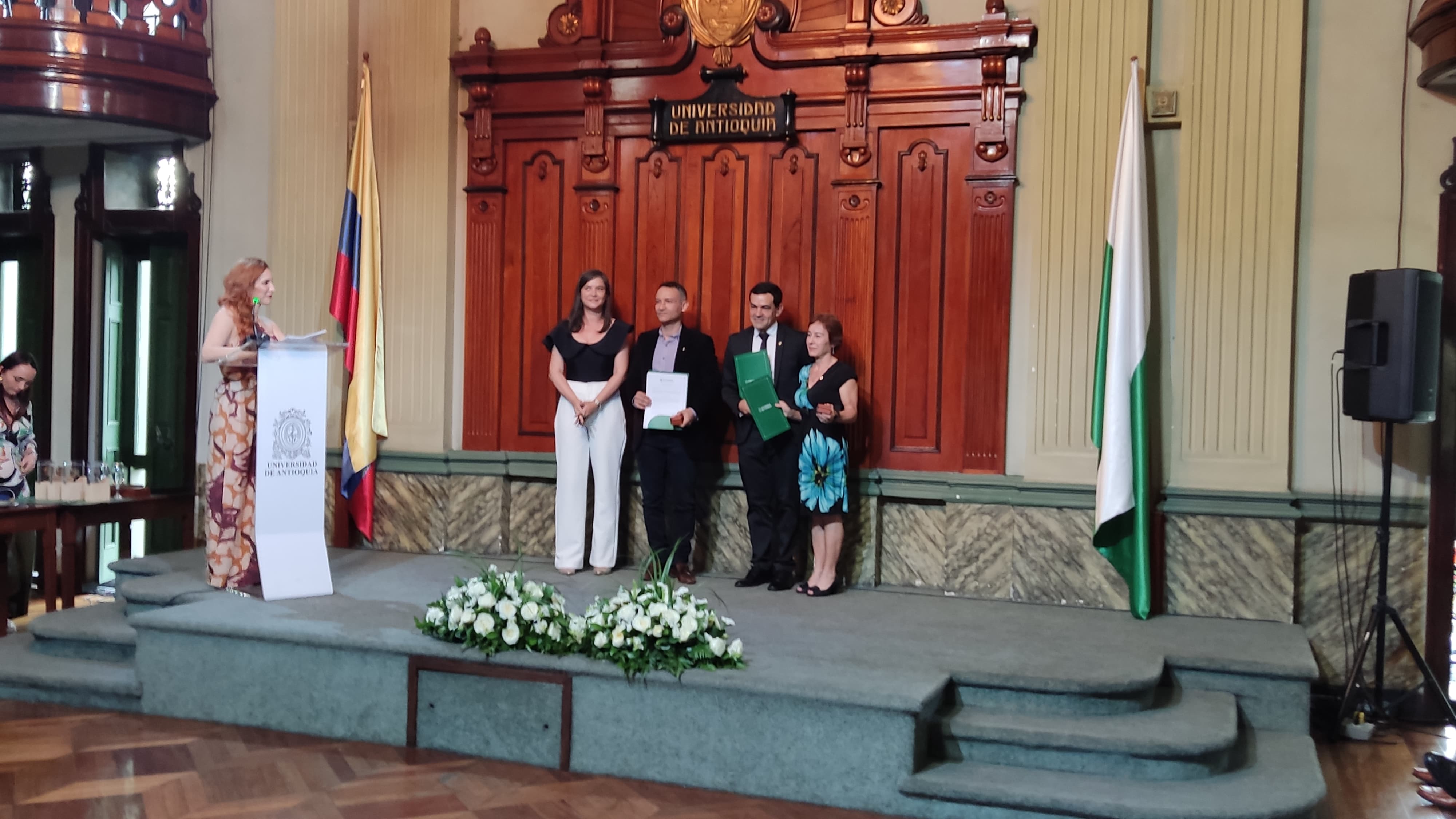 Profesor Gabriel Quiroz recibiendo mención universitaria