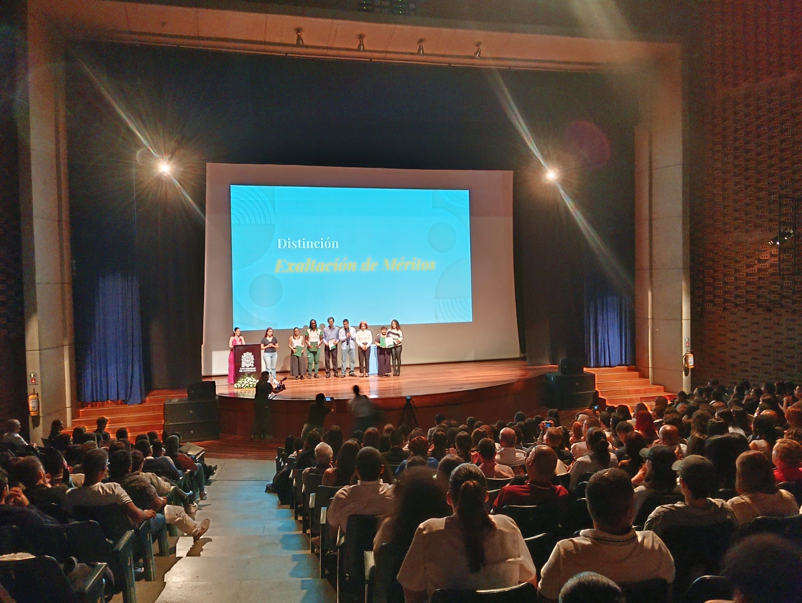 Sombra de personas sentadas en el Teatro Camilo Torres