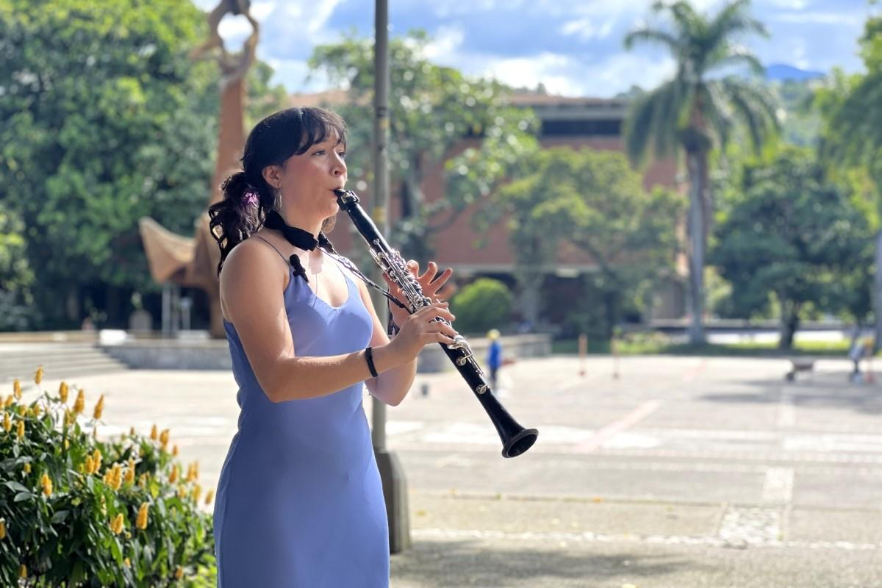 Una mujer con un micrófono en la mano

El contenido generado por IA puede ser incorrecto.