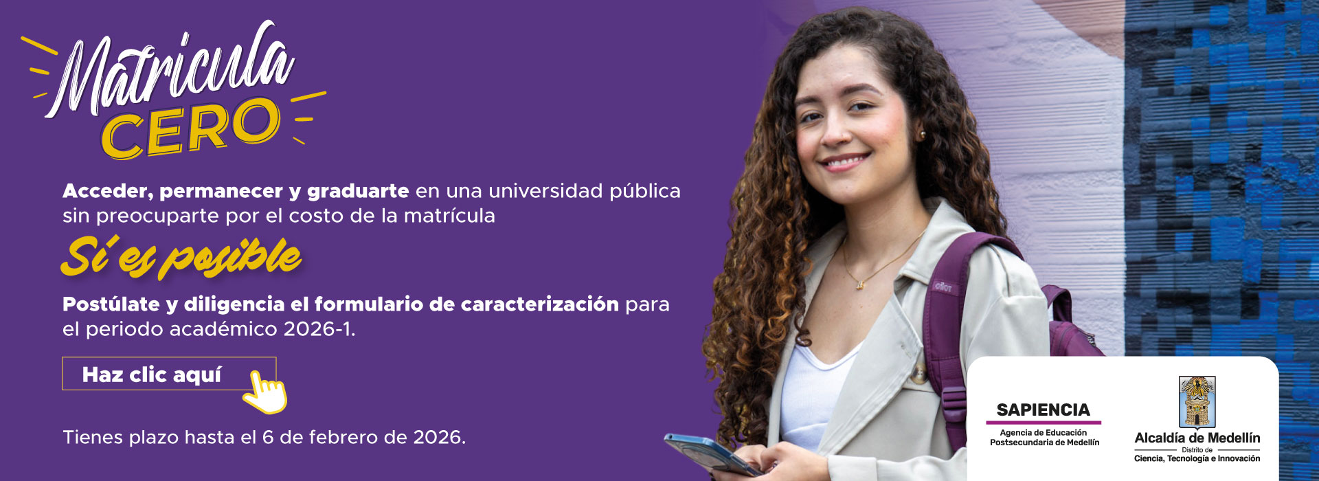 Fondo verde estudiante y profesora texto Estudiar en la UdeA te cambia la vida