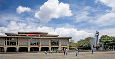 Foto  de la fuente y la Biblioteca de la Universidad de Antioquia