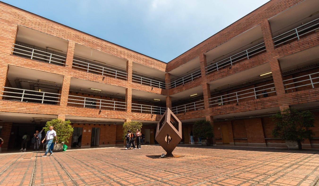 A building with a statue in front of it

AI-generated content may be incorrect.