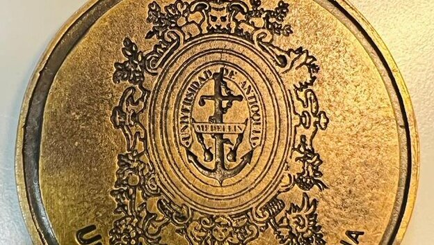 El escudo de la UdeA: una insignia centenaria
