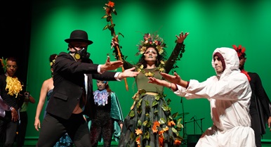 En un escenario, artistas del grupo Cariontes desarrollan su puesta en escena 'Guardianes'