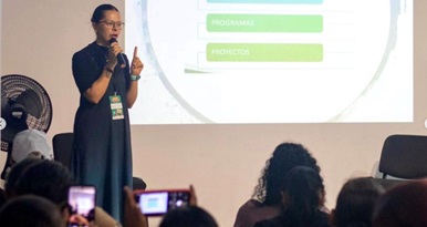 Foto de la profesora Xamara Mesa en encuentro sobre el poder político de las mujeres