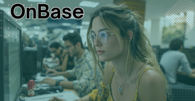 Esta es una imagen de dos jóvenes diversos mirando hacia la ciudad, soñando con un lugar más incluyento y equitativo