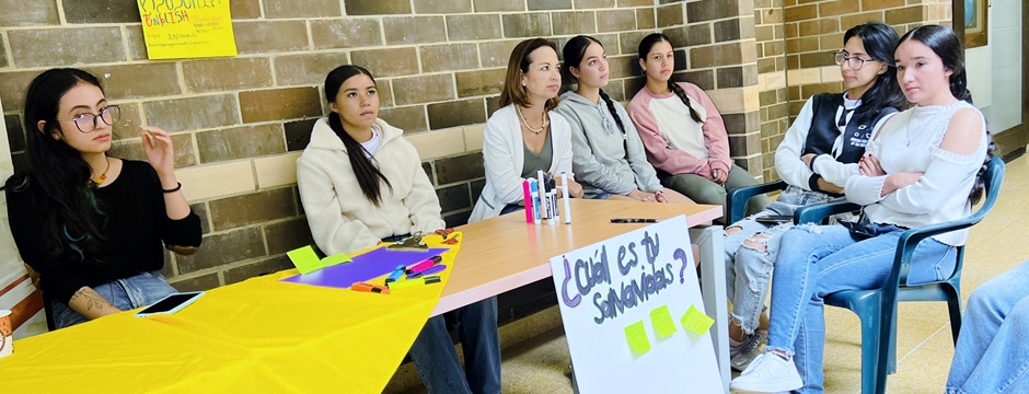 Grupo de estudiantes en el campus El Carmen de Viboral