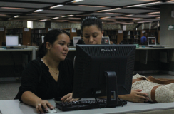 foto con dos personas frente a la pantalla del computador