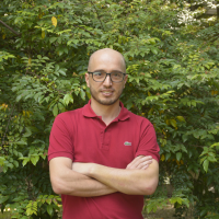 Foto de Juan David Osorio. Tiene una camisa roja y al fondo un árbol.