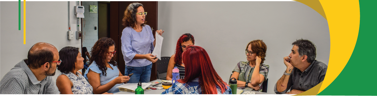 Fotografía de profesores y administrativos en reunión del centro de investigación