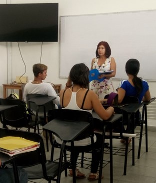 profesora dictando curso a estudiantes.