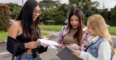Tres aspirantes a la UdeA en las afueras del campus El Carmen de Viboral