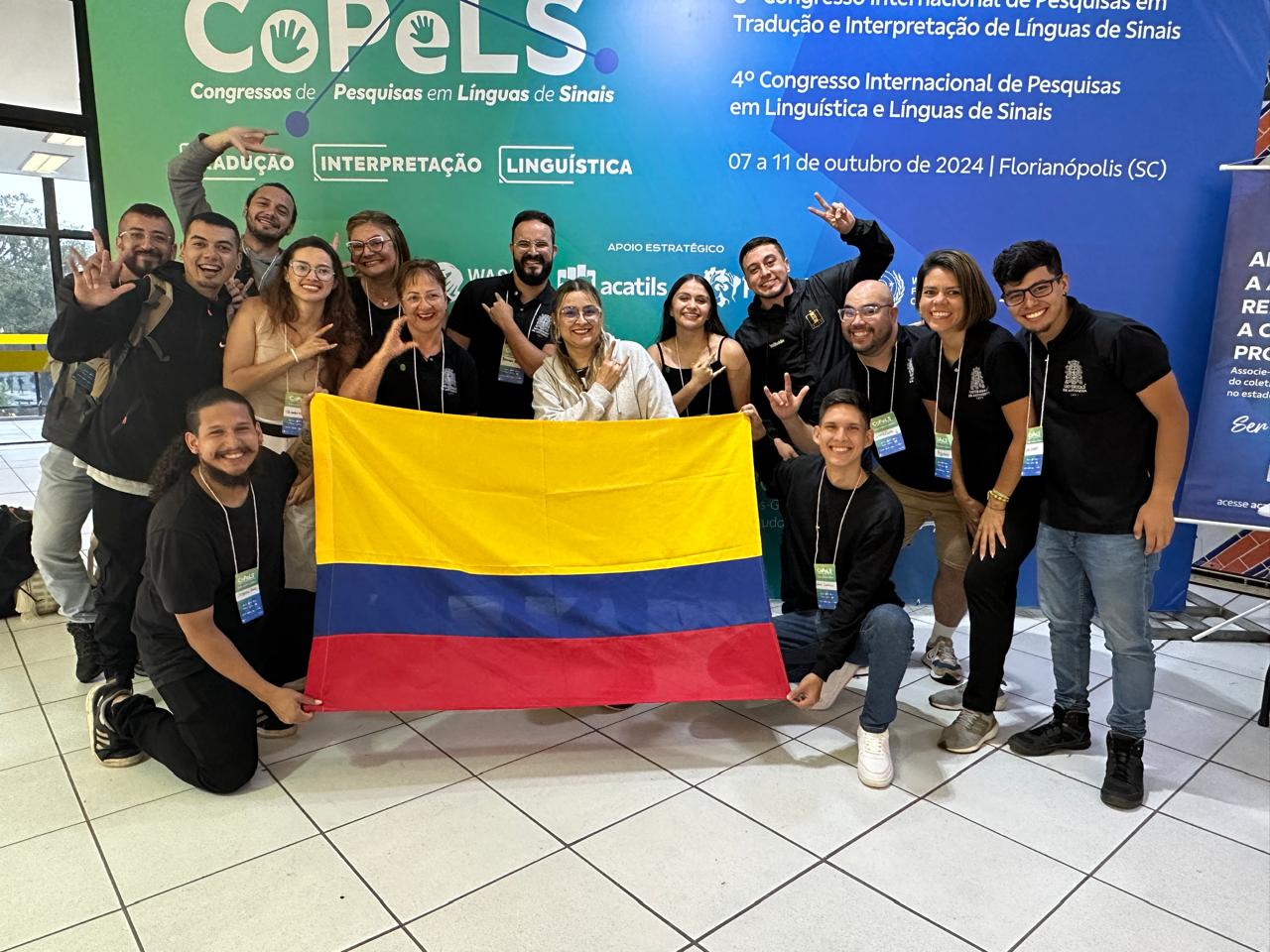 Equipo SETI en COPLES Brasil con la bandera de Colombia