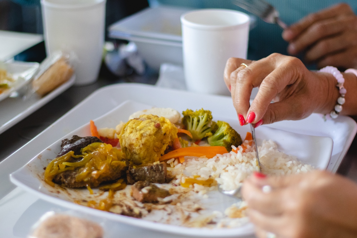 persona consumiendo alimentos