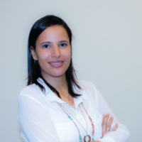 Fotografía profesora Paula Andrea Castro. Especialización en Evaluación Económica de Salud. Fotografía profesora Paula Andrea Castro. Especialización en Evaluación Económica de Salud.