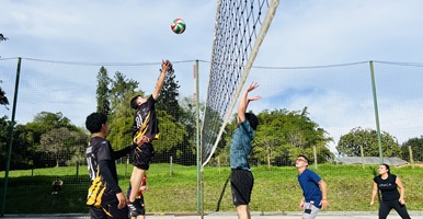 Estudiantes del campus El Carmen de Viboral jugando un partido de voleibol