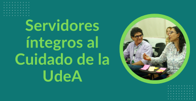 Dos funcionarios de la UdeA conversando en un taller