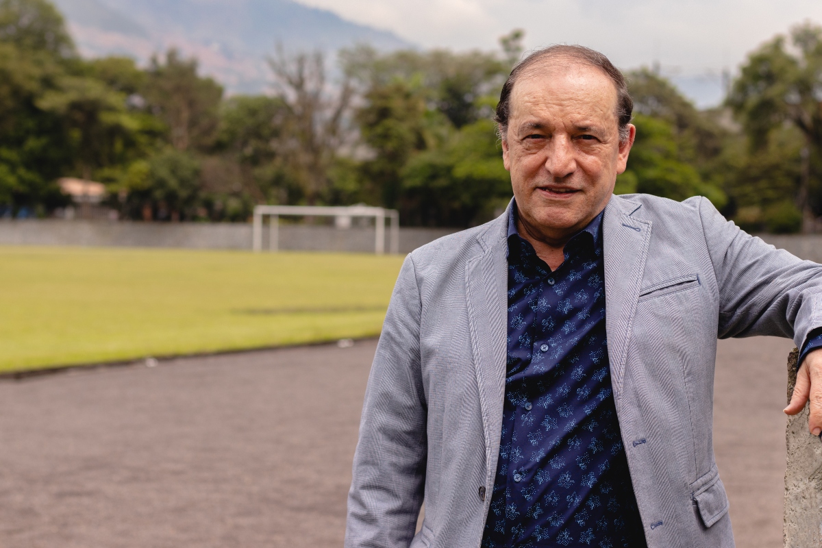 Profesoir Gonzalo Medina en el estadio de la Ciudad Universitaria de la UdeA.