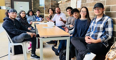 Estudiantes del campus participando en el Club de Conversación