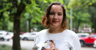 Tres íconos de siluetas de personas y una mano señalando al ícono de la mitad.