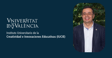 Tres íconos de siluetas de personas y una mano señalando al ícono de la mitad.