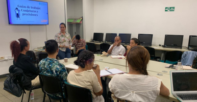 Tres íconos de siluetas de personas y una mano señalando al ícono de la mitad.